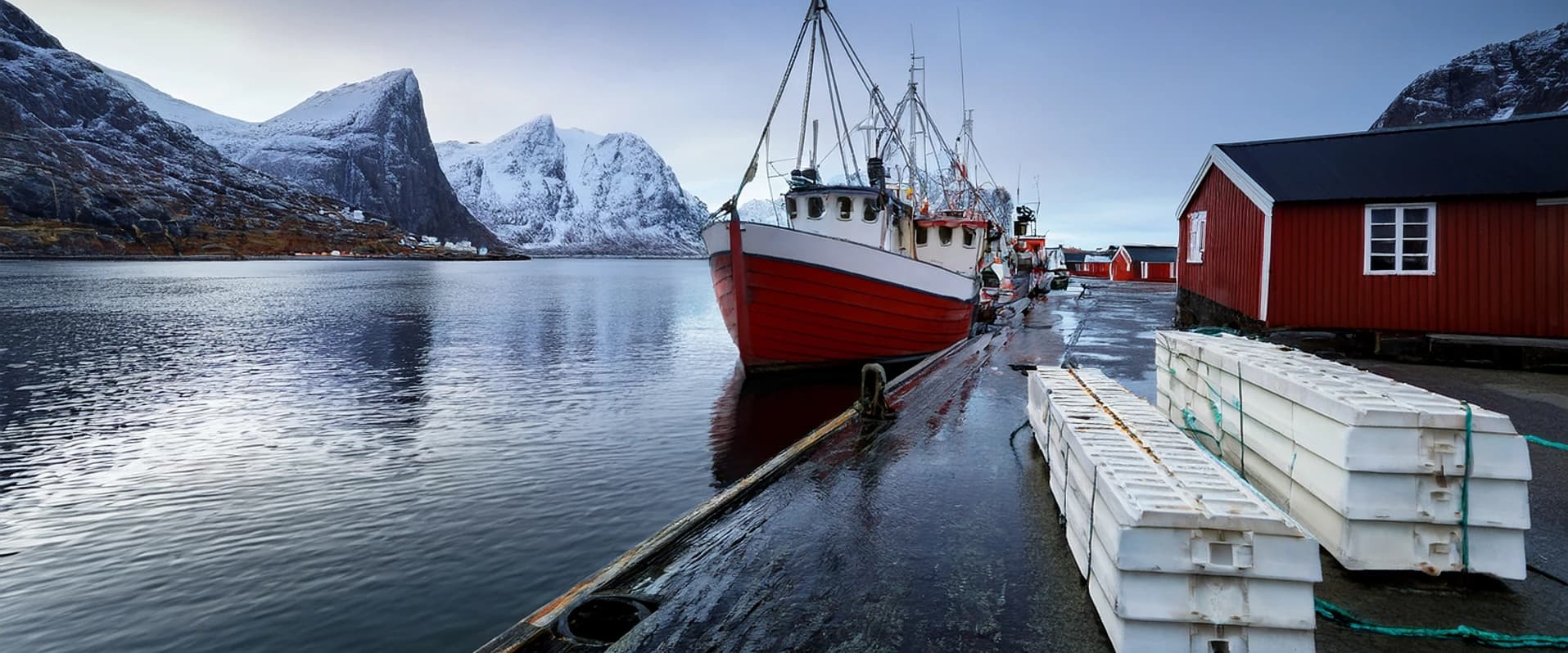 Norsk kystlinje med fiskefartøy ved kai
